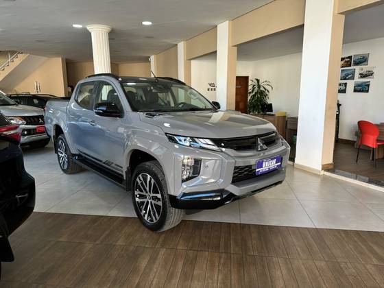 MITSUBISHI L200 TRITON 2.4 16V TURBO DIESEL SPORT HPE-S URBAN CD 4P 4X4 AUTOMÁTICO MITSUBISHI L200 TRITON 2.4 16V TURBO DIESEL SPORT HPE-S URBAN CD 4P 4X4 AUTOMÁTICO